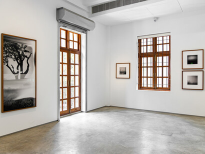 Sunhil Sippy, Eastward: explorations along Mumbai’s eastern seaboard, exhibition view. Courtesy of Galerie Mirchandani + Steinruecke