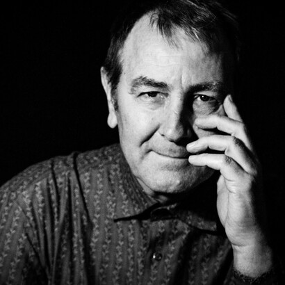 La sua musica mescola elementi di rock progressivo, elettronica e testi surreali, spesso provocatori