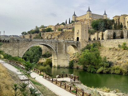 Toledo, España. Y emprendas una travesía por horas, navegando por las sinuosidades del río Tajo