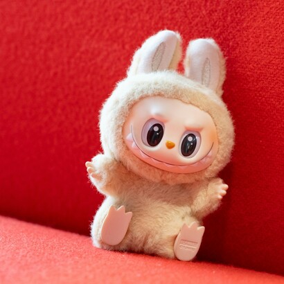 L’hype social, con milioni di video di unboxing e celebrity endorsement, lo consacra a icona pop internazionale