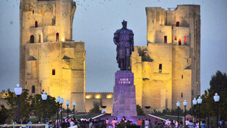 El Palacio de Aksaray con la estatua de Amir Temur en la región de Kashkadarya, Uzbekistán