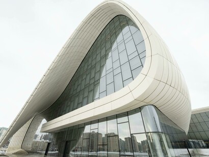 This sculptural structure in Baku, Azerbaiyán exemplifies generative design and 3D printing