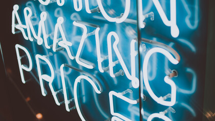 Lejanos e inocentes tiempos aquellos en los que la publicidad se basaba simplemente en un cartel de neón