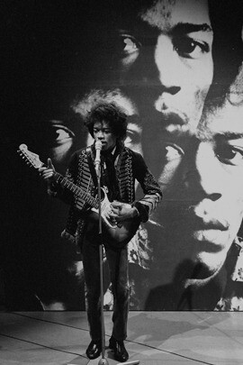 Jimi Hendrix durante un'esibizione della Jimi Hendrix Experience per il programma televisivo tedesco Fenklup, (1967)