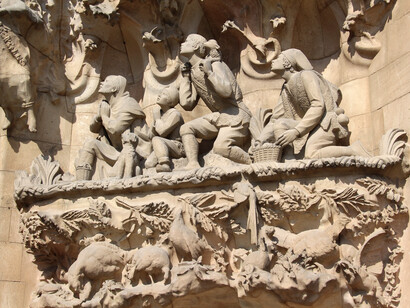 Detalle del Pórtico de la Caridad. 

Gaudí trabajo durante cuarenta y tres años de forma interrumpida en el templo, los últimos quince años de forma exclusiva. Gaudí, además de planos y maquetas trabajaba muy intensamente en la obra, por lo que al final necesitó vivir dentro de ella