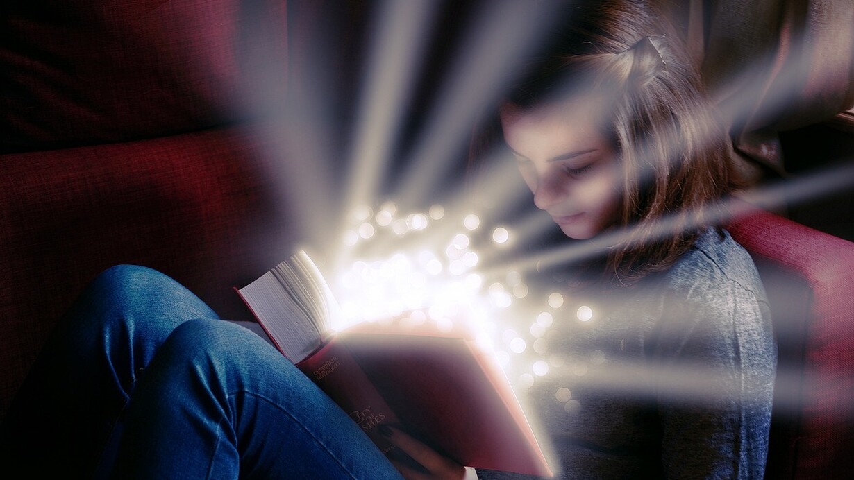 La lettura e la magia dei libri. Ho sempre amato ascoltare storie, e i racconti di mia zia mi trasportavano in luoghi e tempi passati. In questo modo potevo immaginare mia madre bambina, conoscere i miei nonni, percorrere quelle storie, camminarci dentro. Erano mie