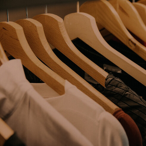 Prendas colgadas en una tienda: si alguien se siente bien con su apariencia y estilo de vida, y es feliz así, ¿por qué tendría que cambiar?