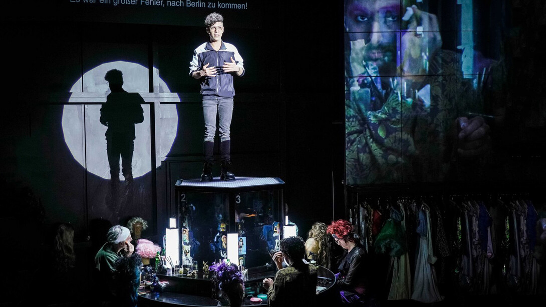 Ugly duckling. Courtesy of the Deutsches Theater