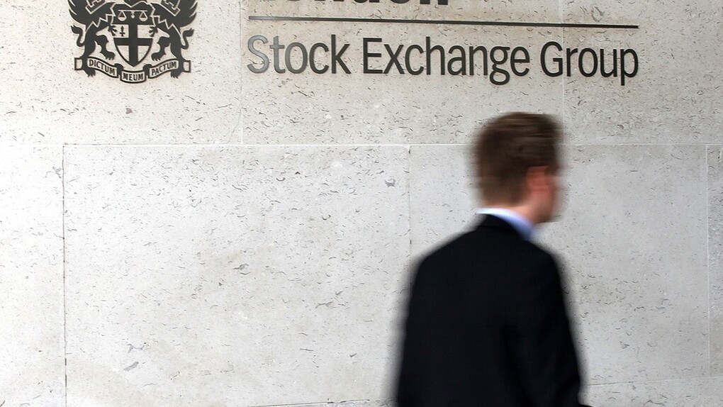 Un trader pasa ante la fachada de la Bolsa de Londres