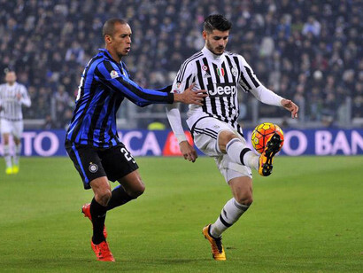Alvaro Morata controlla un pallone durante un azione offensiva