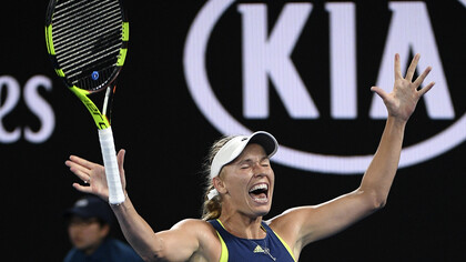 Caroline Wozniacki tras ganar a Simona Halep en la final del Open de Australia