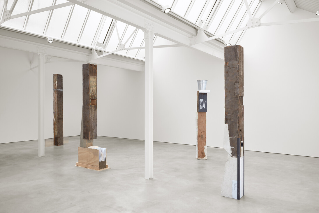 Ariana Reines & Oscar Tuazon, exhibition view. Courtesy Stuart Shave/Modern Art, London