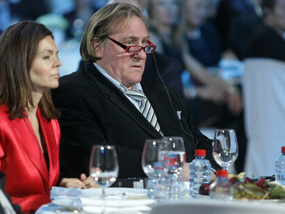 Gérard Depardieu. La teneur des propos de l'acteur, recueillis à longue haleine, dévore l'intérieur de l'homme et le ronge jusqu'à la moelle épinière © 2010 By premier.gov.ru, CC BY 4.0