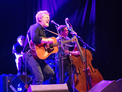 Glen Hansard. «E lascia una luce accesa nella tua finestra solitaria/ e un sincero benvenuto nei tuoi occhi/ Da molto lontano, nell’oceano profondo e nero/ Sei la persona che verrò a trovare»