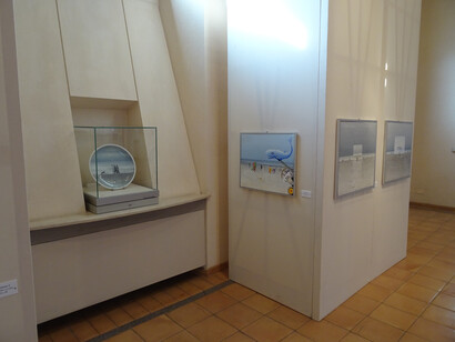 Opere in mostra, sulla sinistra ceramica di Sandro Luporini