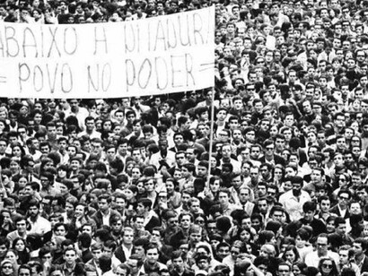 Era claro que em 1981 os embates de Fortaleza de 1978 – onde e quando os geógrafos se encontraram e quiseram tudo mudar – ainda se faziam notar. A ambiência de redemocratização, mesmo que lenta, gradual e segura, lançava seus fluidos sobre todos os campos de atuação da Geografia. Aquele baiano, nascido em Brotas, de nome Milton Santos (1926-2001) estava de volta e bem perto de ser totalmente reintegrado à universidade brasileira. De maneira que o que havia de melhor da reflexão sobre Geografia no mundo começava a arejar a mentalidade das novas gerações de geógrafos brasileiros