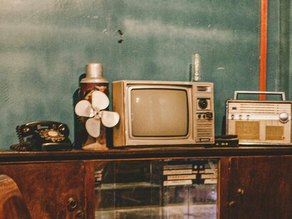 Sua moradia, herdada dos pais, era simples e de madeira, com a tinta quase toda perdida pela ação dos anos. Nunca se importou com a conservação e muito menos com os olhares de preconceito dos vizinhos que passavam. Mandava-lhes um dedo do meio e tomava um gole de cachaça, soltando uma risada de sarcasmo