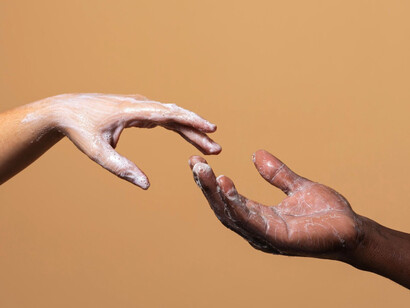 La mano que reposa en el cuerpo del varón que yace en mayestática quietud, un dedo digitalizado por la IA dará paso a un sinfín de dígitos, marea a partir de la cual el Ser se niega a sí mismo