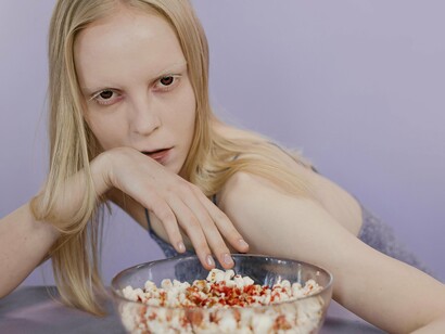 Joyce, filha do casal, era uma adolescente magra e carregava consigo uma autoestima abalada pelo bullying dos colegas, que insistiam em chamá-la de diversos apelidos nada carinhosos. A criatividade dos maldosos não era grande coisa. Era sempre algo como palito, pau de selfie, fio dental, esqueleto, saco de ossos e muitos outros que, mesmo assim, magoavam a menina profundamente, mesmo que ela escondesse isso, fingindo achar graça e dando sorrisinhos para que a situação não ficasse ainda pior