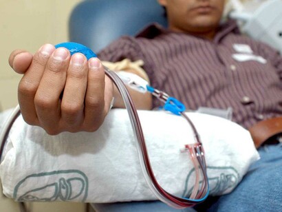 Hombre donando sangre