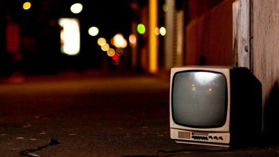 Una televisión tirada en la calle