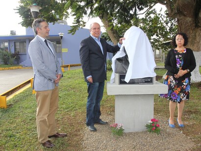 Develando el busto del Doctor Juan Guillermo Ortíz Guier, Costa Rica