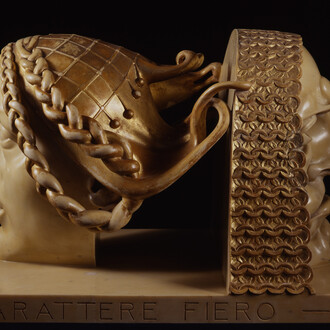 Adolfo Wildt, Caractère fier - Âme simple (Carattere fiero – Anima gentile), 1912, Marbre partiellement doré, 38 x 57 x 37 cm (prof.), Venise, Fondazione Musei Civici di Venezia, Galleria Internazionale d’Arte Moderna di Ca’ Pesaro, 2015 © Photo Archive – Fondazione Musei Civici di Venezia