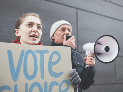 La crisis de la democracia: existe un desinterés total por la vida cívica y un consiguiente desprestigio de los políticos