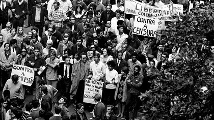 Artistas, intelectuais, religiosos e estudantes ocupam as ruas do Rio de Janeiro durante a Passeata dos Cem Mil, em 26 de junho de 1968. Naquele dia, cerca de 100 mil pessoas fizeram da Cinelândia e do centro da cidade um espaço de resistência à ditadura, mostrando a força da sociedade quando se organiza e ocupa o espaço público em defesa das liberdades democráticas. De braços dados, Chico Buarque, Renato Borghi, Zé Celso Martinez Corrêa, Caetano Veloso, Nana Caymmi e Gilberto Gil, entre outros, participam da passeata que marcou a histórica da resistência popular no Brasil