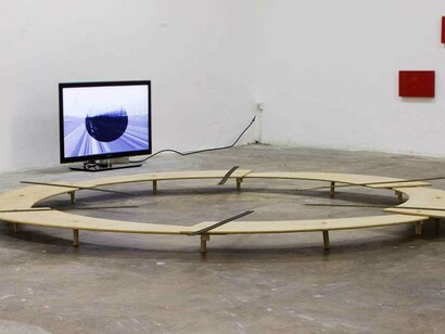 Obra de "Absolutely": o trabalho de Pedro Cabral Santo é centrado no “conteúdo que vai além da frase”. Imagem de Débora Cabral