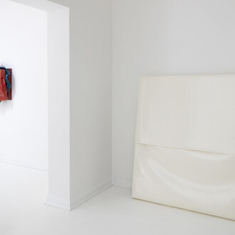 Ángela de la Cruz, Bulto, vista de exhibición. Cortesía de Travesía Cuatro