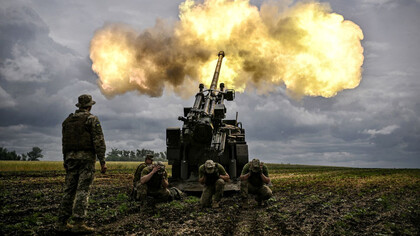 Militares ucranianos disparan con un cañón autopropulsado francés de 155 mm/calibre 52 Caesar hacia posiciones rusas en una línea del frente en la región oriental de Donbas en Ucrania