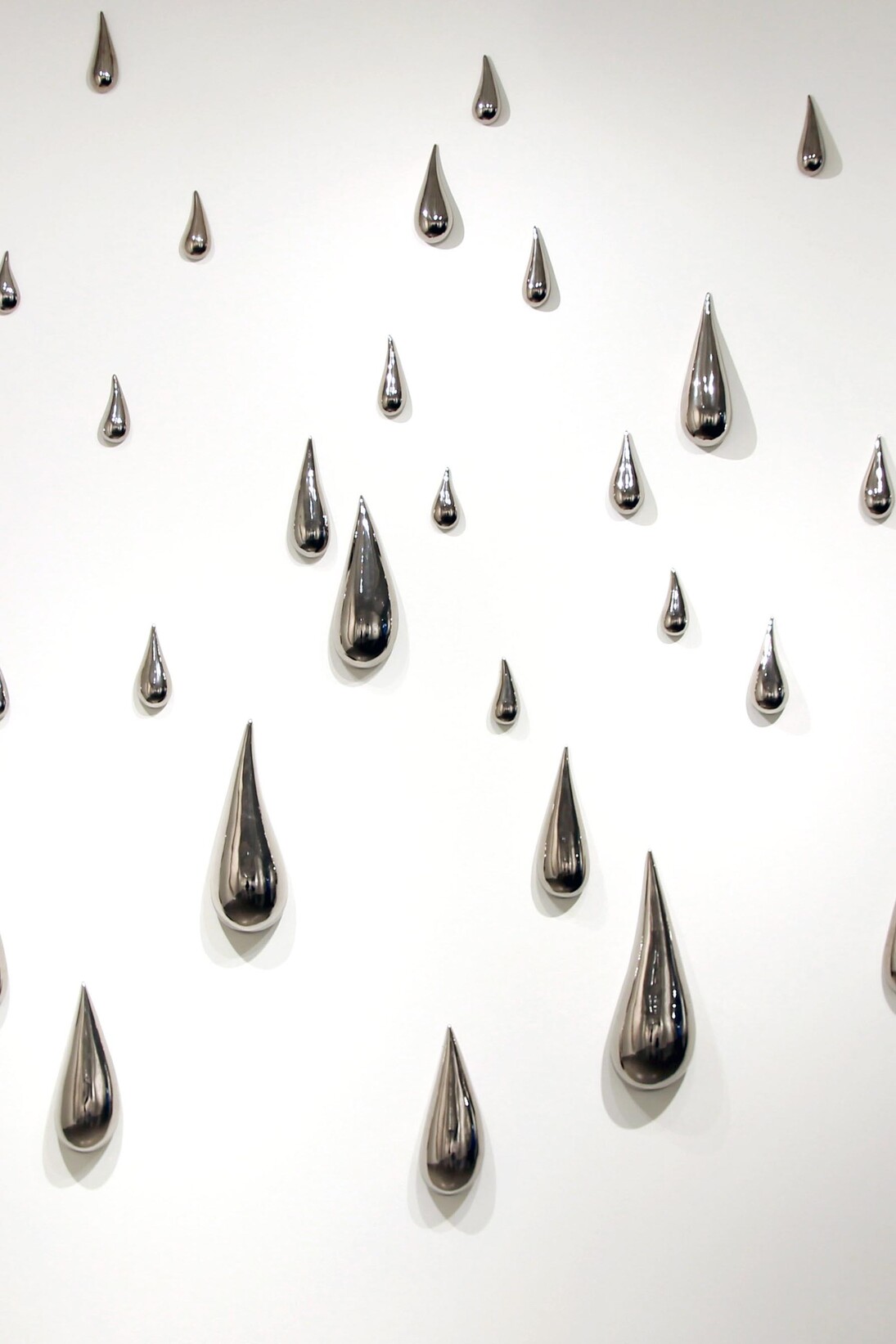 Xawery Wolski, Gotas (drops) Platino, 2010
terracotta, platinum glaze. Courtesy Lisa Sette Gallery 