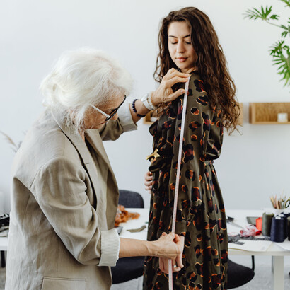 Costureira de alta moda tira medidas e modelo