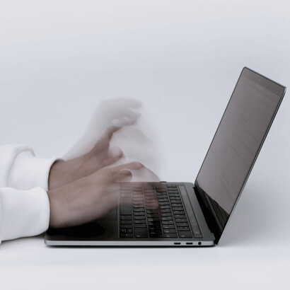 Agilidade ao digitar um e-mail no computador portátil