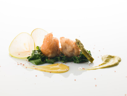 Bocconcini di Pescatrice, Spinaci , Mela verde di Bova e crema di Asparagi - Crediti ph: Stefano Mileto