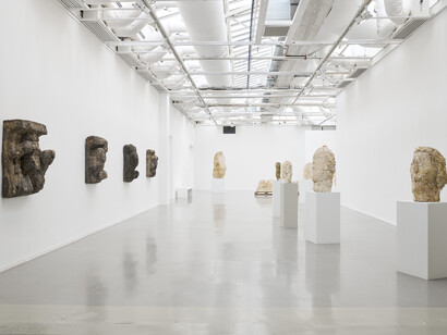 Hans Josephsohn, Josephsohn, vu par Albert Oehlen, vue de l'exposition. Avec l'aimable autorisation du Musée d'Art Moderne de Paris