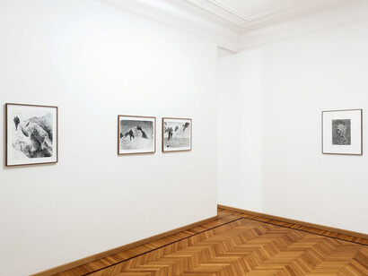 Jamais laisser les photos trainer. Courtesy of Galleria Monica De Cardenas