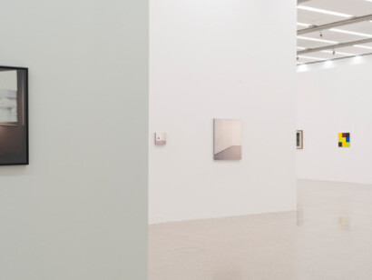 Watching sugar dissolve in a glass of water, Exhibition view. Courtesy of Mumok