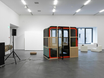 Verschiedene künstler, An der schwelle des museums, ausstellungsansicht. Mit freundlicher genehmigung des Migros Museum