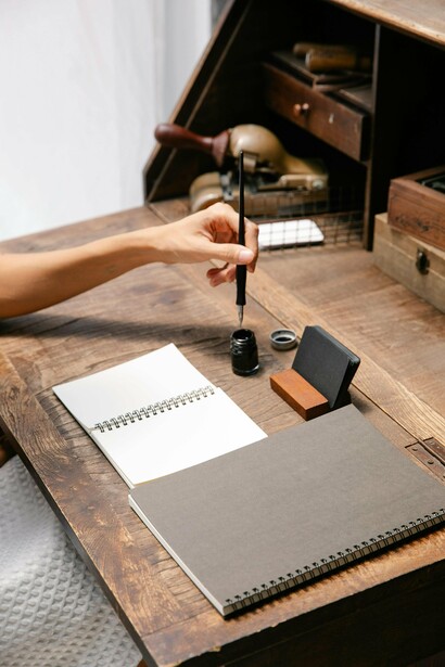 Começar exige muito de mim. Admito que tenho sérios problemas com isso. Começar sempre me trava, me afeta, divide meus pensamentos entre “sou capaz” e “não sou capaz” e é por isso que estou sempre recomeçando, sempre refazendo, reestruturando. Edito e reviso o mesmo texto várias vezes, tiro um parágrafo de um lugar, encaixo em outro, sempre buscando a tão sonhada perfeição




