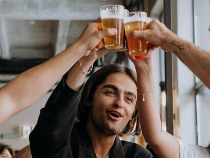 Amigos se divertem no bar. Com toda a excitação causada pelo debate do preço do acarajé, alguém dispara “Vamos tomar um chope na Clipper?!” A Clipper, tradicional choperia do Rio, fica no Leblon e, com exceção da Nina, todos estavam bêbados na Praia do Pepê na Barra. Ainda não existia a Lei Seca e como todos falavam à época “Deus protege as crianças, os bêbados e os loucos!”



