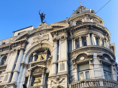 Leer El Mercurio termina siendo una delicia, porque lo que precede no es todo. En la edición de hoy domingo del Pasquín, hay un titular sobre “La discusión sobre seguridad en el oficialismo”. Un "menda" llamado Arturo Squella abre su corazón. Edificio histórico de El Mercurio, 1899-1901. Valparaíso, Chile