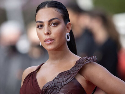 Georgina Rodriguez. Ist issue d’une famille modeste, elle a travaillé dans de luxueux magasins avant de rencontrer celui qui sera son prince