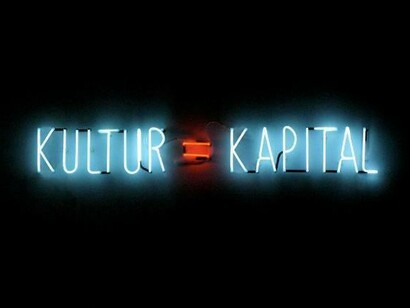 Alfredo Jaar (2012), Kultur = Kapital, Neon lights, 100×800 cm, Unique. Courtesy the artist, NY and Galerie Thomas Schulte, Berlin