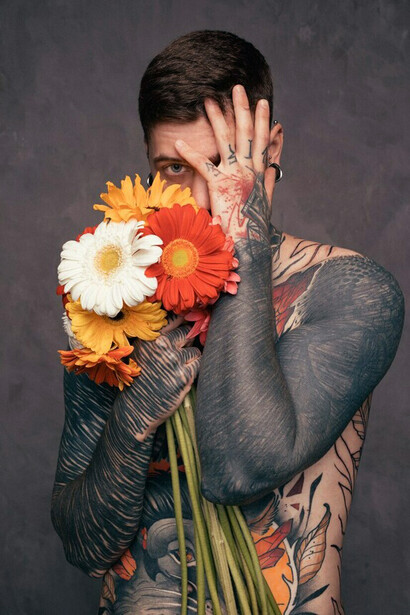 Tatuaje, que posee, cuando menos, una ventaja: la de ofrecer una identidad que nos provea de cierto equilibrio interno en tiempos de extrema incertidumbre