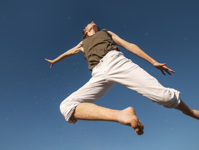 Hombre joven que desea levitar