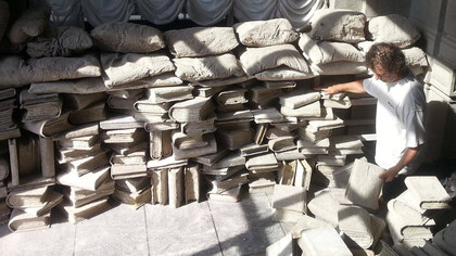 Installazione di Ignazio Fresu, (2015). Sono i libri di pietra che nascono dalla terra, dalle viscere profonde dell’essere e dell’esistenza stessa