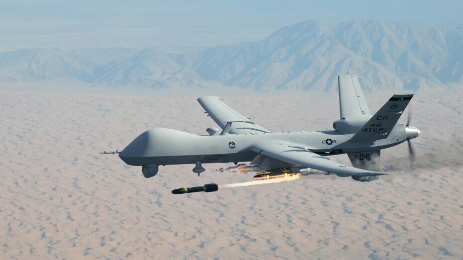 A imagem mostra o General Atomics MQ-9 Reaper (também conhecido como Predator B), um veículo aéreo não tripulado (UAV) de combate desenvolvido para vigilância de longa duração e ataques de precisão que tornou-se um dos drones militares mais conhecidos da atualidade. Tecnologias como essa têm redefinido estratégias de combate e ampliado o protagonismo dos drones nos conflitos contemporâneos
