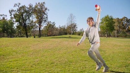 Menino brinca com seu foguete no parque